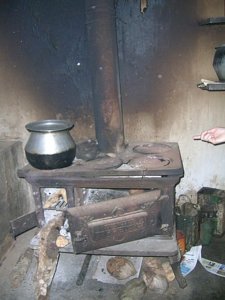 Wood stove distributes heat - CHIMNEYS.COM